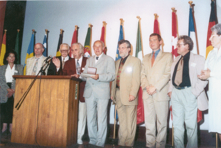 Sur la photo de gauche  droite : Eliane HURTADO, secrtaire du comit franais A.E.A.; Claude KEUTER, relation publiques internationales; Didier PRVOT, conseiller technique en littrature (comit international);  Alphonse CRPIN, secrtaire gnral international A.E.A.; Henri LONGUE, ex-conseiller en littrature; Andr MOHIMONT, prsident  international A.E.A.; Dominique NOTTE, bourgmestre de Gembloux (B.); Jean-Jacques ROUSSEAU, trsorier gnral A.E.A.;  Antoinette RIEM, prsidente nationale suisse A.E.A.