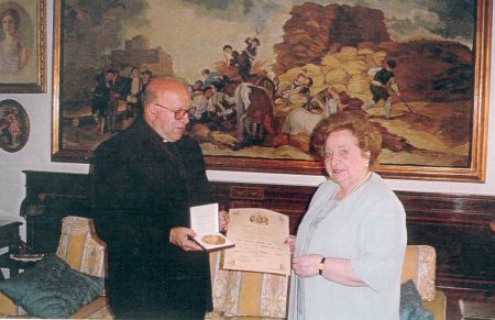 Photo : Fray José Luis Martínez Gil, Frère de Saint Jean de Dieu, écrivain et Docteur en Médecine et en Théologie, recevant son diplôme et sa médaille de vermeil, des mains de Doña Conchita Ramirez, organisatrice de cet important concours, auquel 153 auteurs de 25 pays différents, ont participé. Félicitations à tous et grand bravo à l'Espagne;