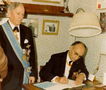 Remise d'une distinction par le professeur Jean Nöel Brun récompensant Maurice Gibert de ses efforts en matière de recherche scientifique