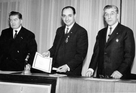 Mairie de Maisons-Alfort. Maurice Gibert, reois la mdaille de ville et le diplome du "gnie franais".( entre le maire et le prsident du gnie franais).